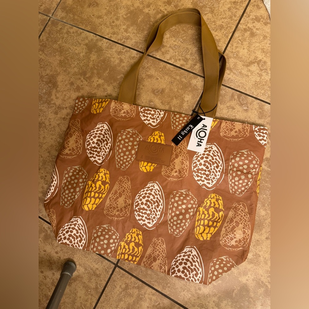 BNWT ALOHA COLLECTION SHELL HAUL DAY TRIPPER